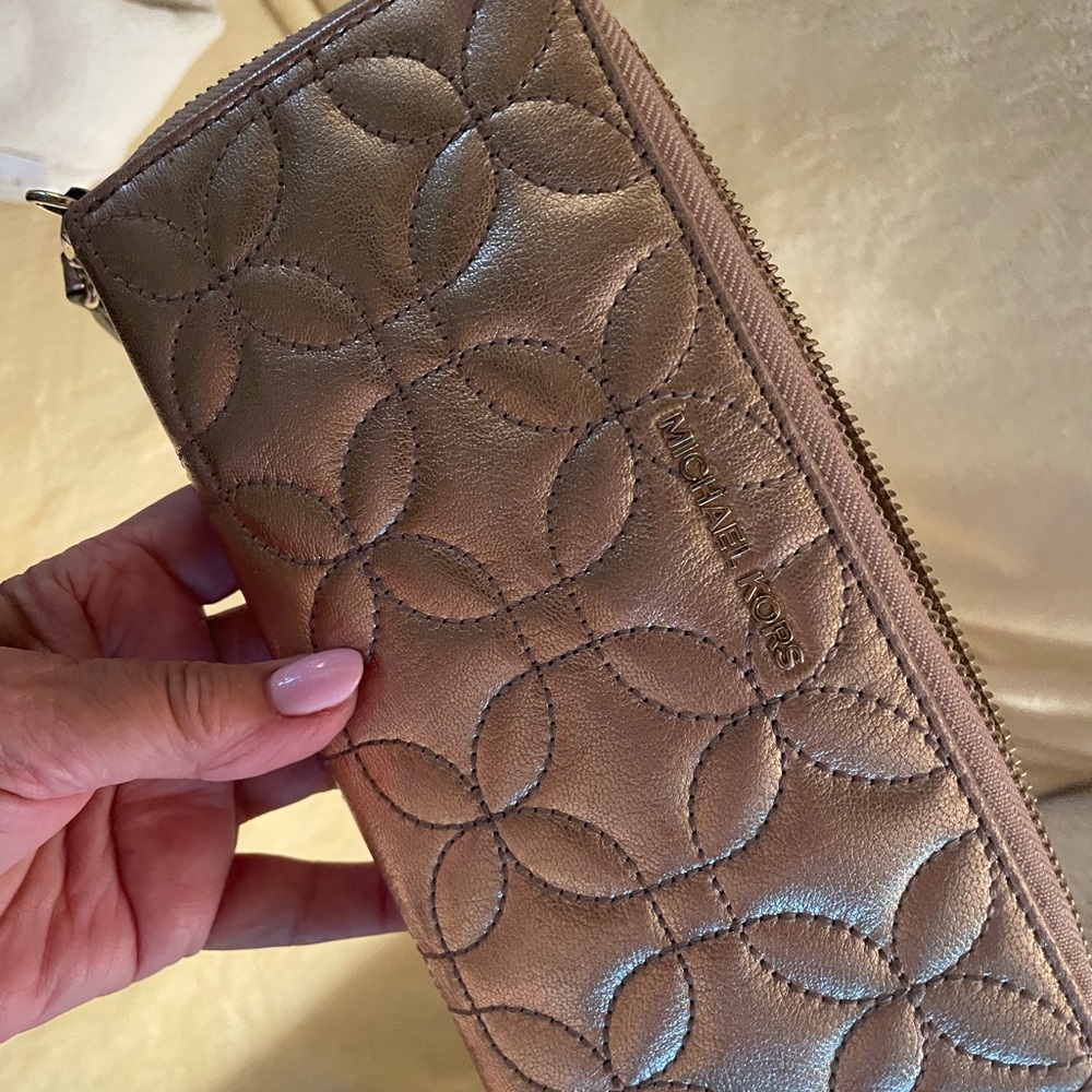Michael Kors wristlet with 12 card slots, pockets + change purse. GORGEOUS!! - Picture 6 of 8